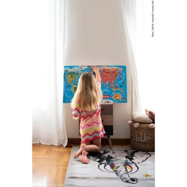 Educational game with magnets World map