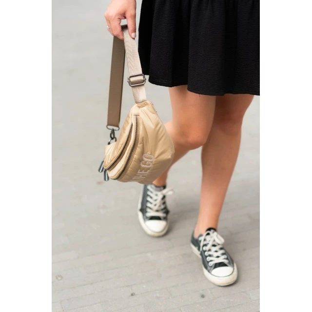 Чанта за кръста banana bag on the go hip bag - бежов шушляк
