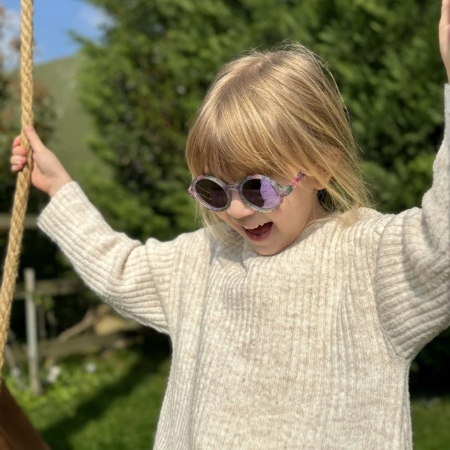 Children’s oval sunglasses from 3 to 5 years. Color pink