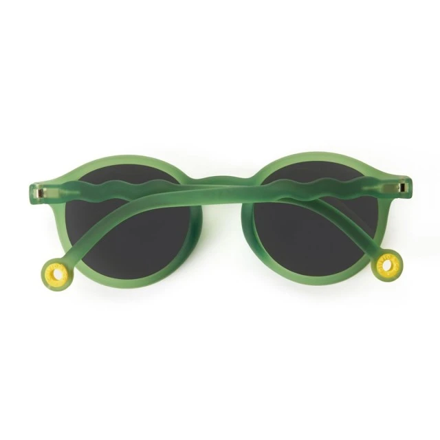 Children’s oval sunglasses from 3 to 5 years. Color green