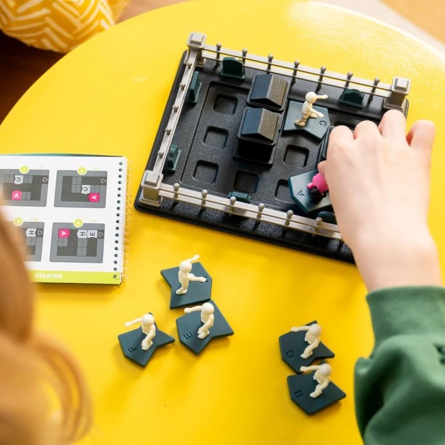 Logic game escape from ghosts