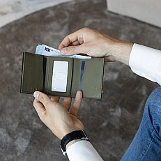 Trifold wallet with coin pocket and 10 cards Color green
