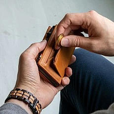 Trifold wallet with coin pocket and 10 cards Cognac color