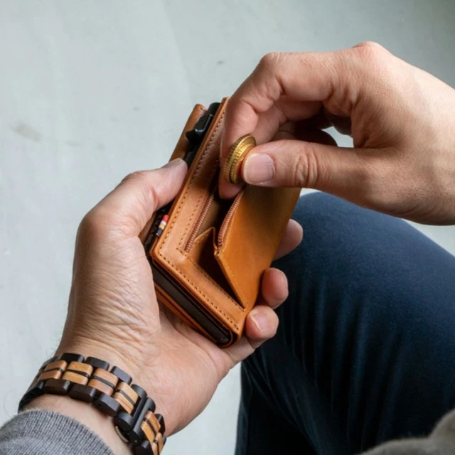 Trifold wallet with coin pocket and 10 cards Cognac color