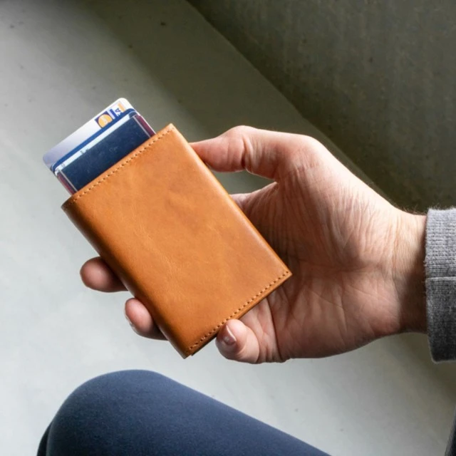 Trifold wallet with coin pocket and 10 cards Cognac color