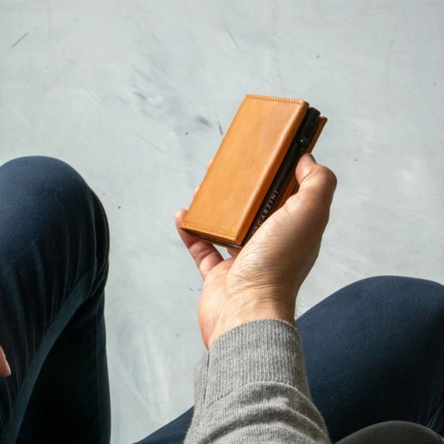 Trifold wallet with coin pocket and 10 cards Cognac color