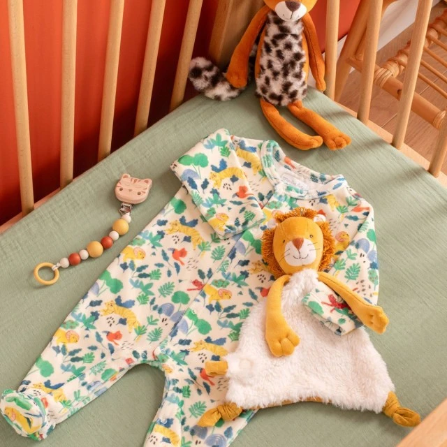 Wooden pacifier chain with kitten clip