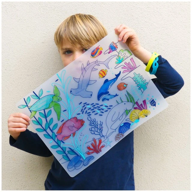 Silicone coloring pad with 5 markers and coral bracelet