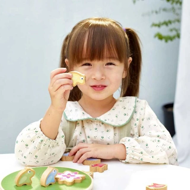 Wooden children’s balance game - Water lily with gloves