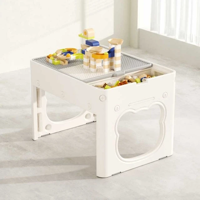 2-in-1 children’s table with 100-piece construction set and two chairs