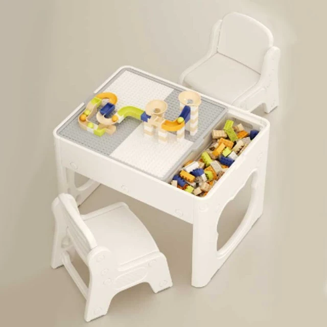 2-in-1 children’s table with 100-piece construction set and two chairs
