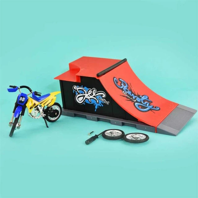 Fingerboard motor with trick ramp