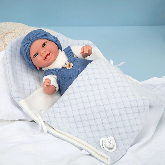 Усмихната кукла-бебе със синьо костюмче и одеялце, реално тегло - 35 см