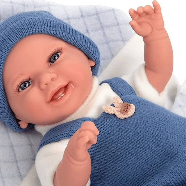 Усмихната кукла-бебе със синьо костюмче и одеялце, реално тегло - 35 см