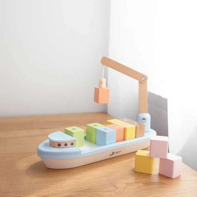 A fun children’s dexterity game with wooden blocks - Ship
