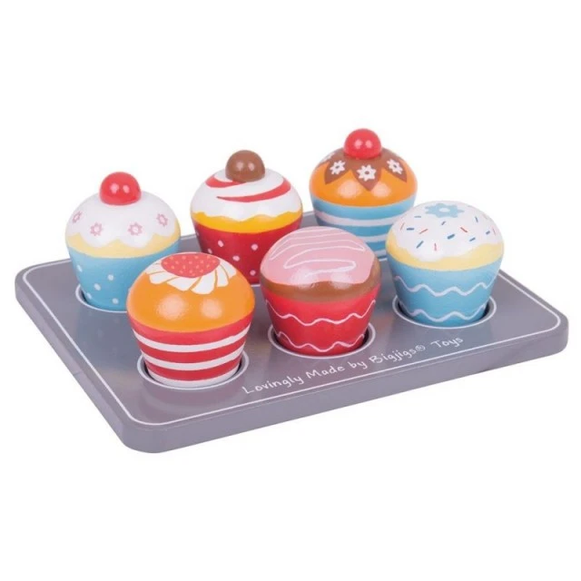 Wooden tray with muffins