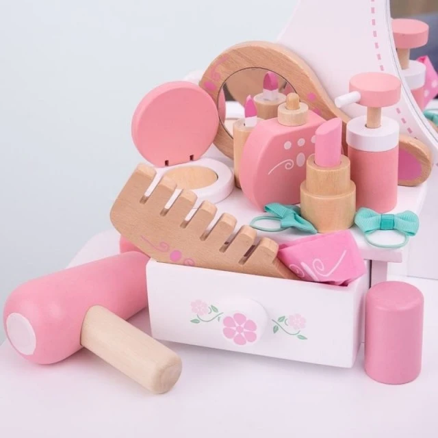 A wooden cosmetic set in a carrying case