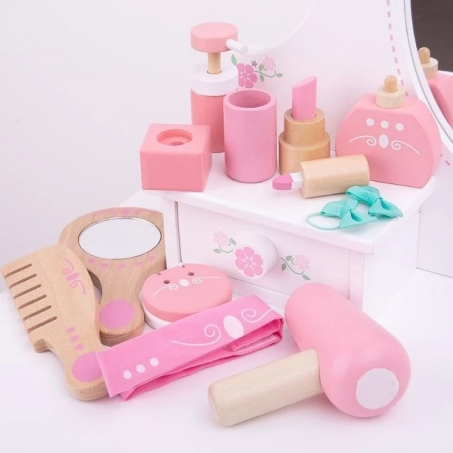 A wooden cosmetic set in a carrying case