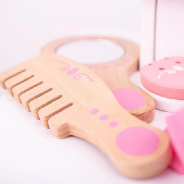 A wooden cosmetic set in a carrying case