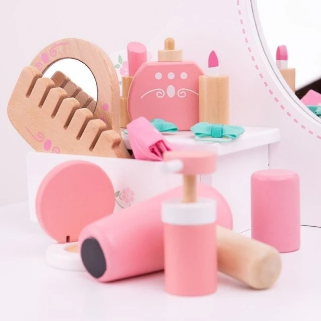 A wooden cosmetic set in a carrying case