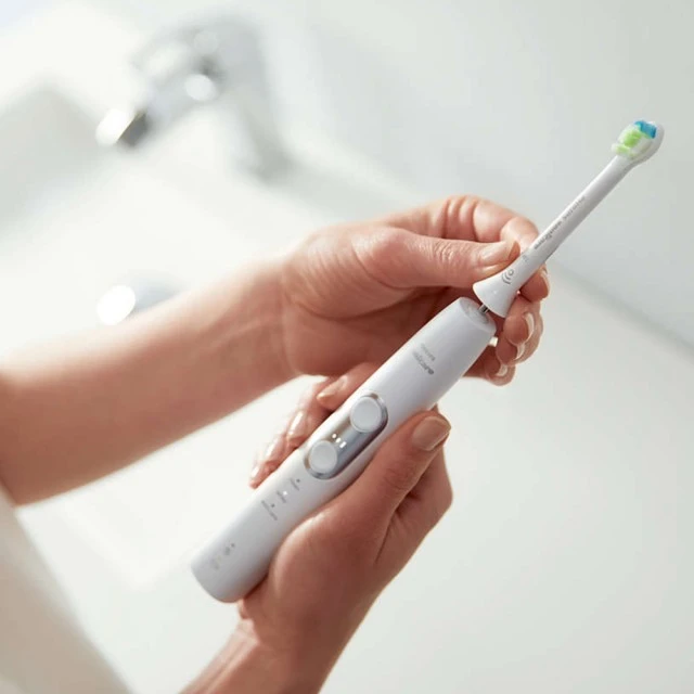 Комплект четки за зъби ProtectiveClean серия 6100 2 броя бели