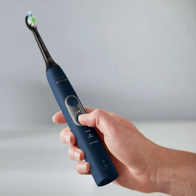 Четка за зъби ProtectiveClean серия 6100 тъмно синя
