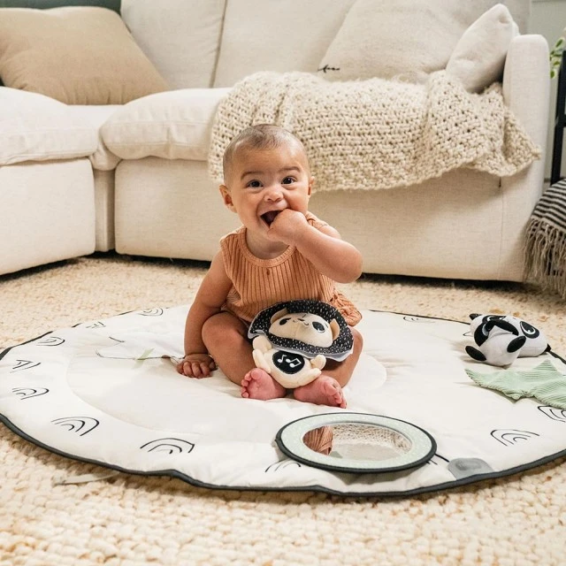 Активна гимнастика Tiny Love Luxe Gymini от серията Black&White Décor, с кръгло килимче с диаметър 92 см, дървена арка и селекция от 6 играчки, 0м+
