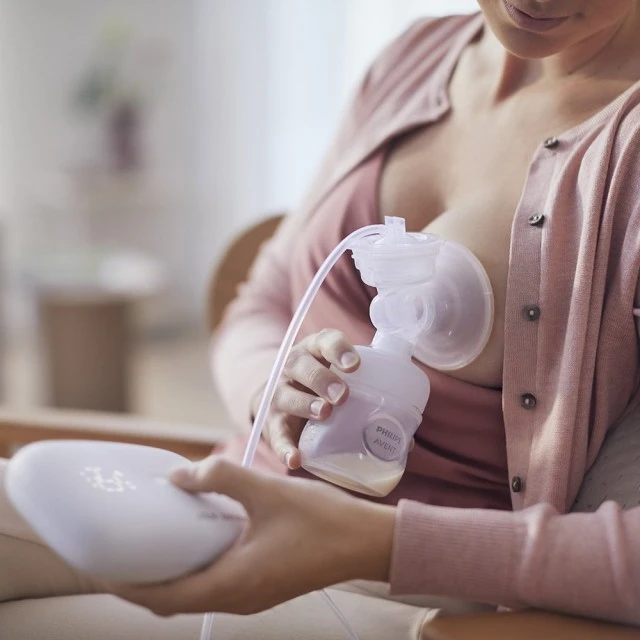 Единична електрическа помпа Natural Motion Philips AVENT SCF395/31 Advanced с 1 бр. полипропиленово шише от 125 мл с биберон Natural Response 0м+, 5 бр. торбички за кърма и 4 бр. подплънки