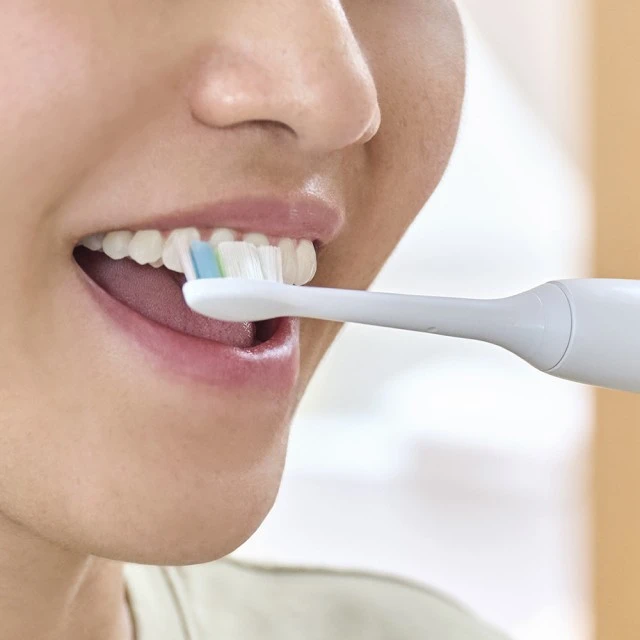 Комплект от 8 броя накрайници W2 Optimal White HX6068/87 за електрически четки за зъби Philips Sonicare, твърдост на косъмчетата: Medium Soft