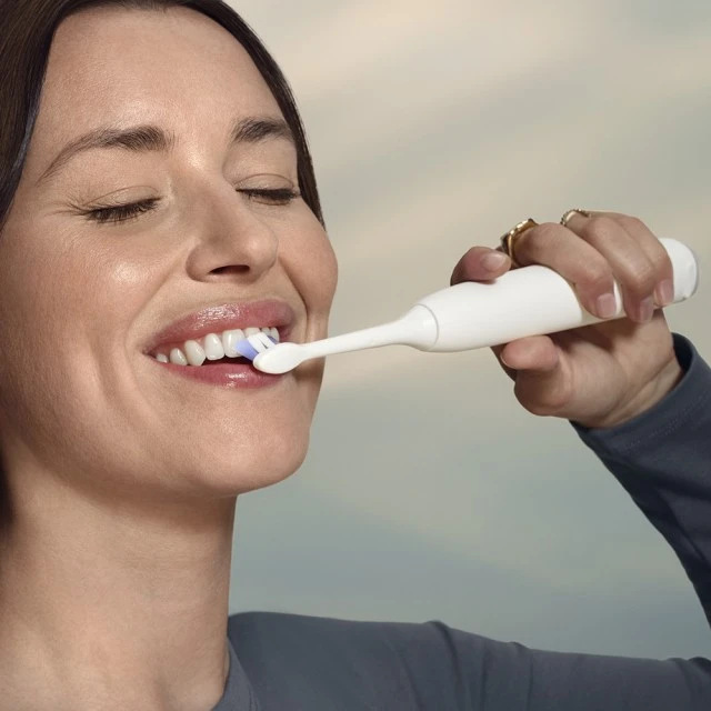 Philips Sonicare HX7400/06 electric toothbrush series 6100 with Next-Generation sound technology, 2 modes, 3 intensities, light pressure sensor, S2 Sensitive head, travel case