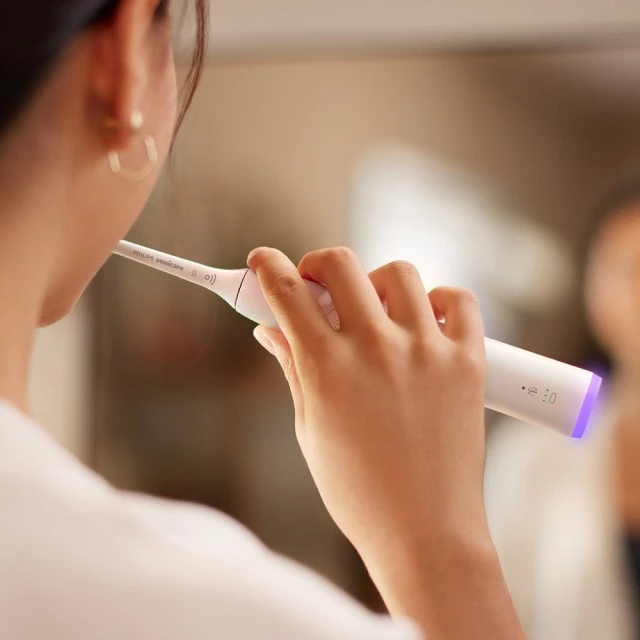Акумулаторна четка за зъби Philips Sonicare HX7410/02 серия 6500 със звукова технология Next-Generation, 3 режима на четкане, 3 интензитета, светлинен сензор за натиск, 2 накрайника, калъф за път