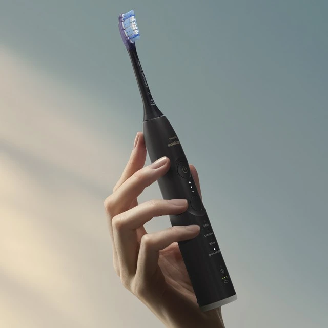Комплект 2 броя акумулаторни четки за зъби Philips Sonicare HX7429/02 серия 7100 със звукова технология Next-Generation, 4 режима на четкане, 3 интензитета, светлинен сензор за натиск, накрайник G3 Optimal Gum Care и S2 Sensitive, 2 зареждащи калъфаза път