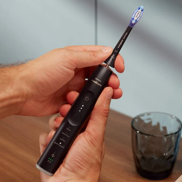 Комплект 2 броя акумулаторни четки за зъби Philips Sonicare HX7429/02 серия 7100 със звукова технология Next-Generation, 4 режима на четкане, 3 интензитета, светлинен сензор за натиск, накрайник G3 Optimal Gum Care и S2 Sensitive, 2 зареждащи калъфаза път