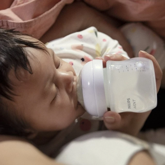 Комплект за бебе Philips AVENT SCD837/10 със шише за хранене Natural Response 125 мл с биберон без протичане Поток 2, 0м+ и залъгалка Ultra Air 0-6м