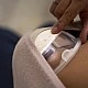 Двойна безжична Hands-free помпа за кърма Natural Care SCF495/11, дискретно се побира в сутиена, с вграден задвижващ мотор с акумулаторна батерия