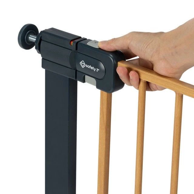 Universal metal safety barrier for doors and stairs SAFETY 1st with an elegant design in wood effect, for openings from 73 to 80 cm