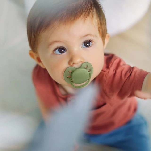 Комплект от 2 бр. ортодонтични залъгалки Philips AVENT SCF093/01 Ultra Soft 18м+, в кутия за стерилизиране