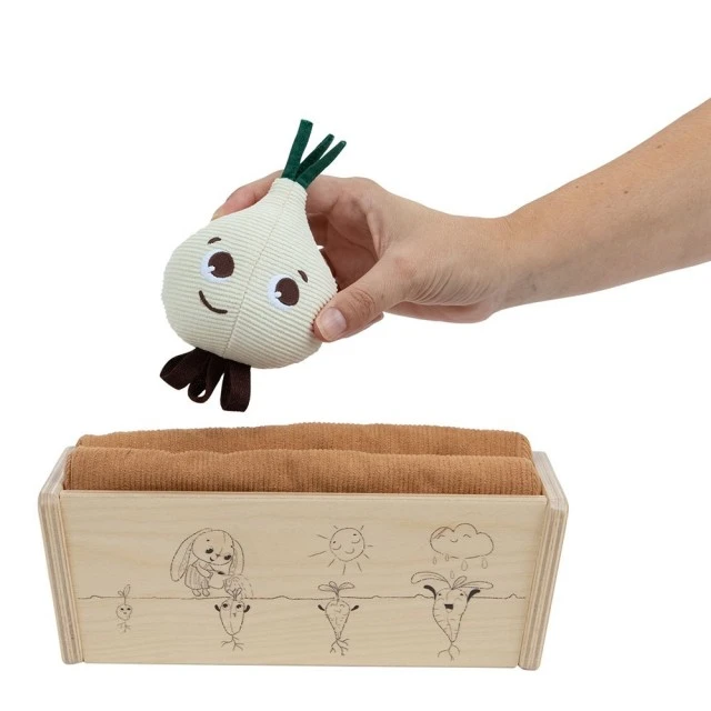 Kомплект Моята Първа Градина от Еко серията Garden of Adventures на Tiny Love, с 3 памучни играчки-плодчета и дървено сандъче, 18м+