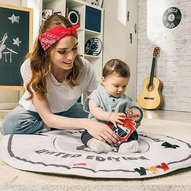 Активна гимнастика Tiny Love Roll With Me Gymini от серията Tiny Rockers, с кръгло килимче с диаметър 90 см и селекция от 5 играчки, 0-36м