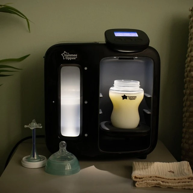 Уред за приготвяне на адаптирано мляко Tommee Tippee Perfect Prep Day & Night с дигитален дисплей и мека нощна светлина, включен филтър за вода и шише 125 мл 0м+