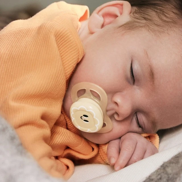 Set of 2 orthodontic pacifiers for newborns Philips AVENT SCF075/03 Ultra Start 0-2m, in orange and purple with funny design eyes, in a sterilization box