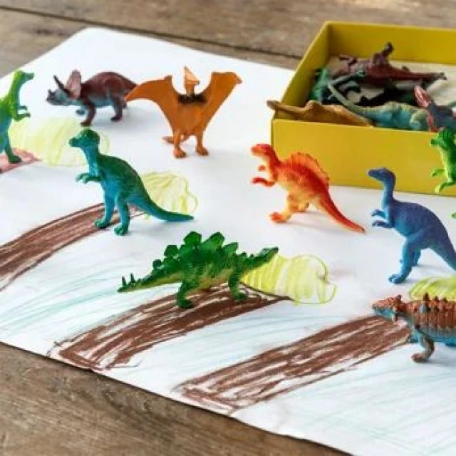 Set of 16 dinosaur figurines