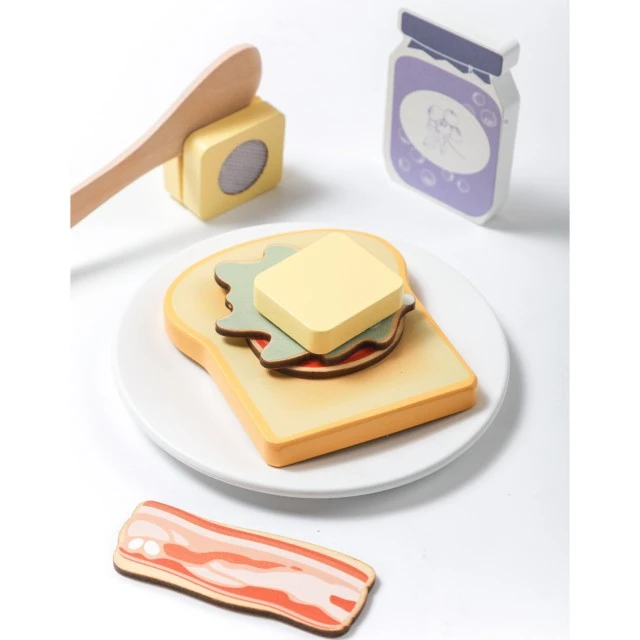 Wooden toaster with accessories Age: 2+