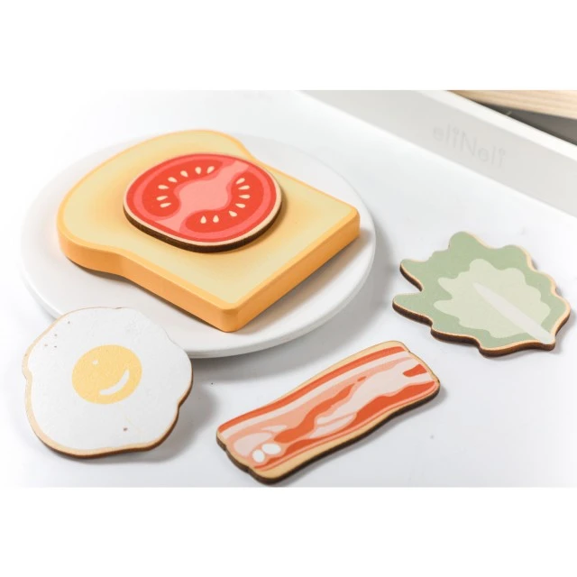 Wooden toaster with accessories Age: 2+