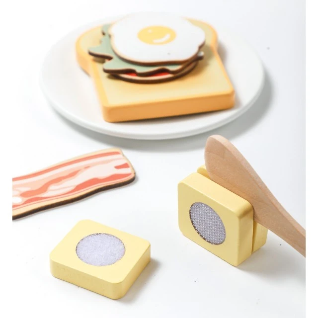 Wooden toaster with accessories Age: 2+