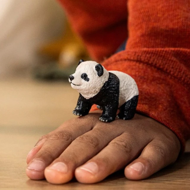Фигурка Панда бебе, Schleich Възраст: 3+
Размер: 3.1х3.5х5.6 см