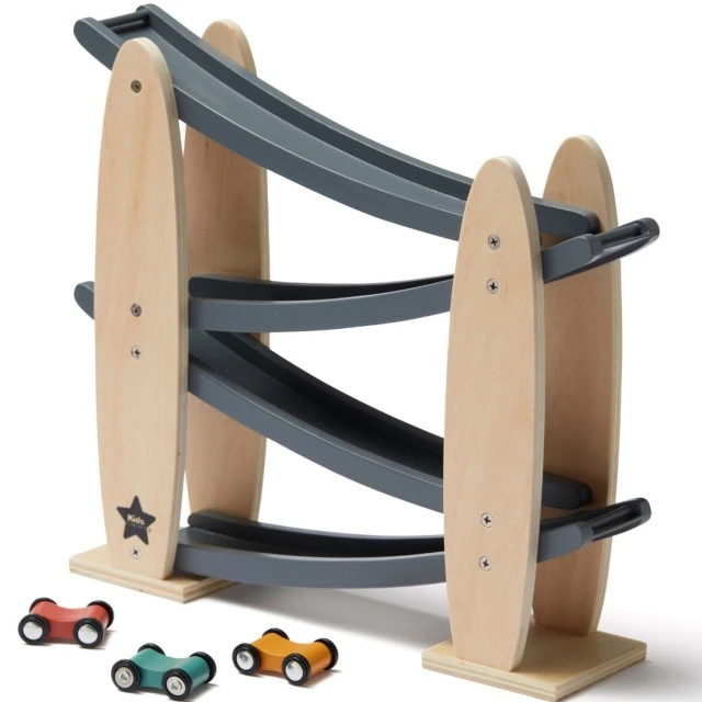 Дървена писта Роли 3 коли Swedish Design
Възраст: 2+
Размер: 31x8x29 см