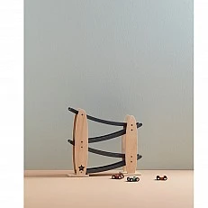 Дървена писта Роли 3 коли Swedish Design
Възраст: 2+
Размер: 31x8x29 см