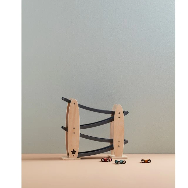 Дървена писта Роли 3 коли Swedish Design
Възраст: 2+
Размер: 31x8x29 см