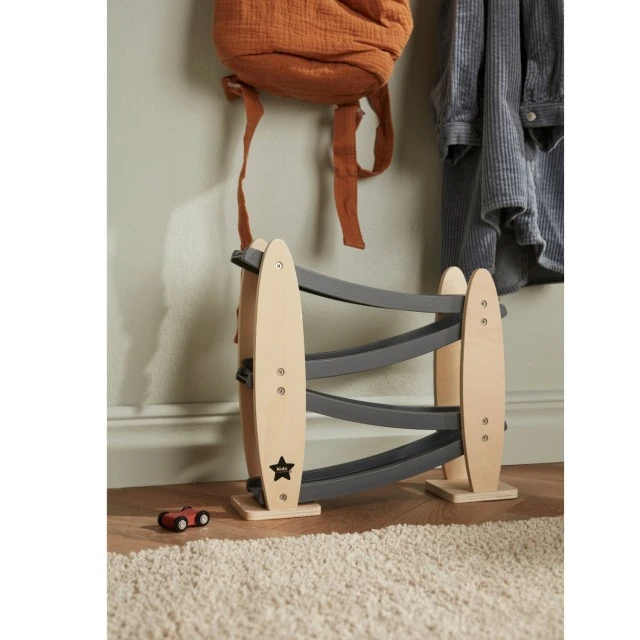 Дървена писта Роли 3 коли Swedish Design
Възраст: 2+
Размер: 31x8x29 см